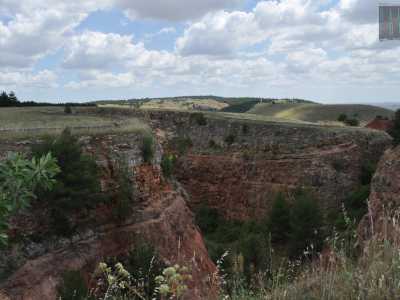 ietro alla struttura si aprono invece alcune bocche del canyon in cui � impossibile accedere
